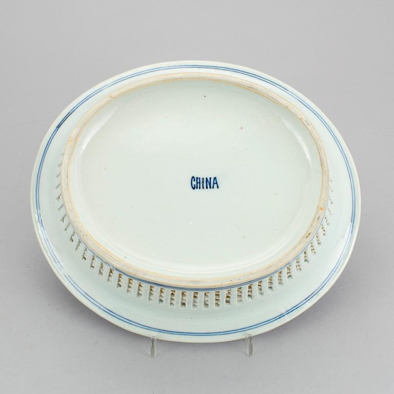 GALLERSKÅL MED FAT, porslin, Kina, tullmärkning, 1880-tal.