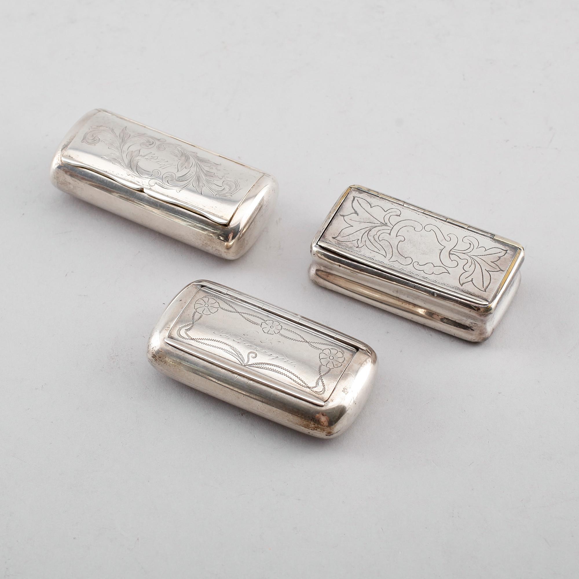 SNUSDOSOR, 2 st, silver, svenska stämplar 1913 och 1927.  Vikt ca 207 gram.