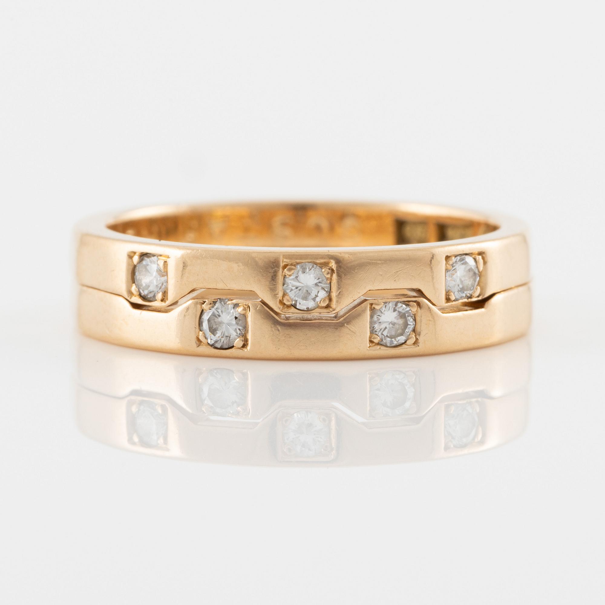 Två ringar 18K guld med runda briljantslipade diamanter.