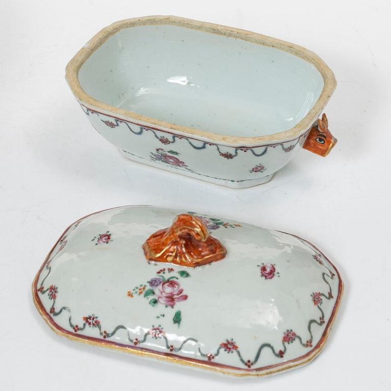 Smörterrin, terrinfat och bålskål, kompaniporslin, Kina, Qingdynastin, 1700-tal.