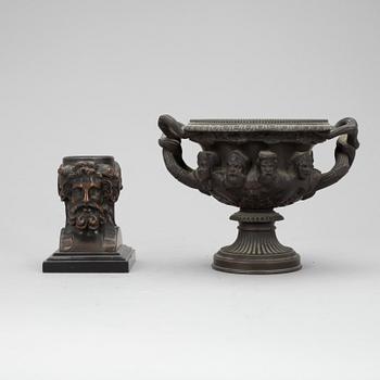 URNA samt BLÄCKHORN, bland annat brons och patinerad metall, 1800-tal.