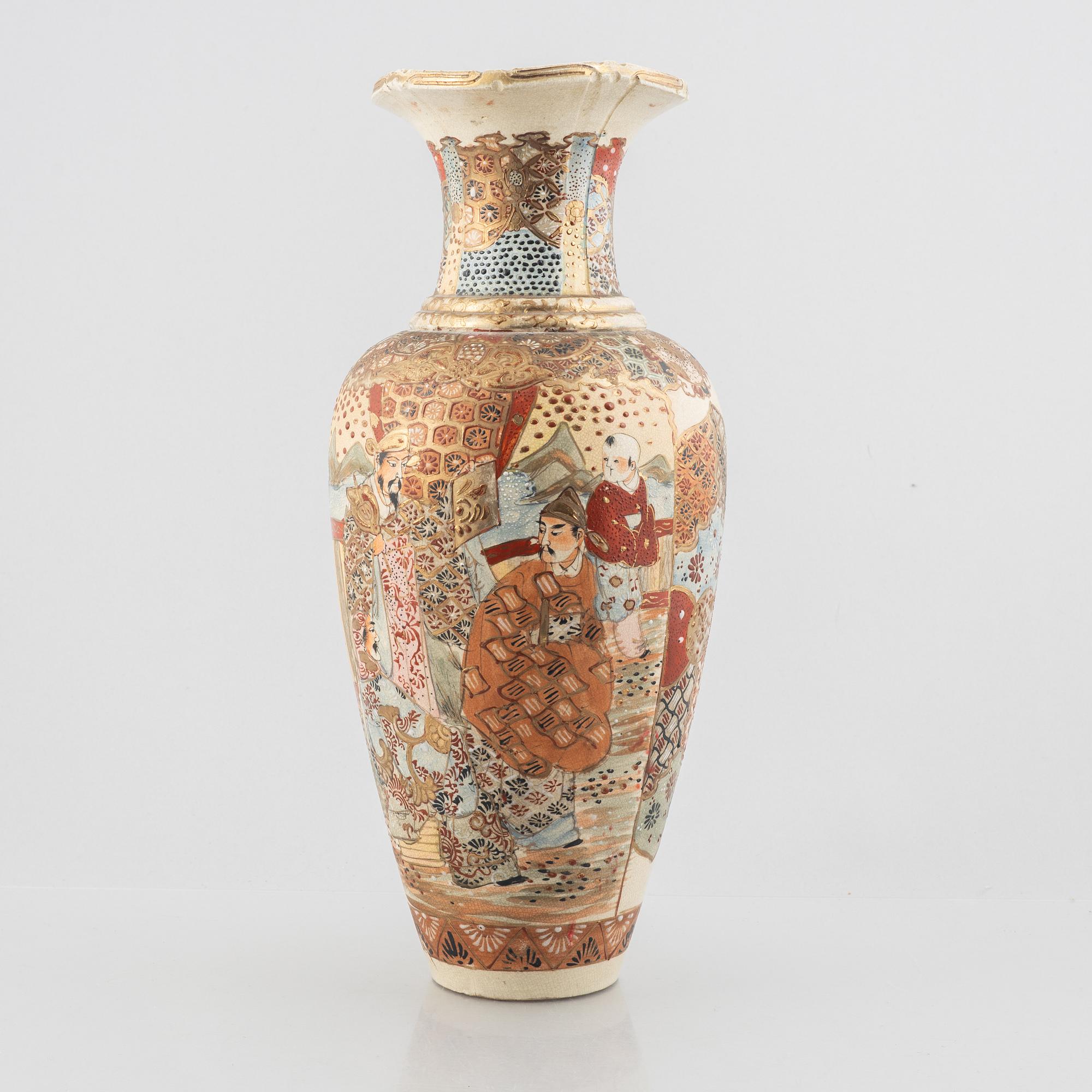 A Satsuma-ware vase, Japan,beginning of the 20th century.