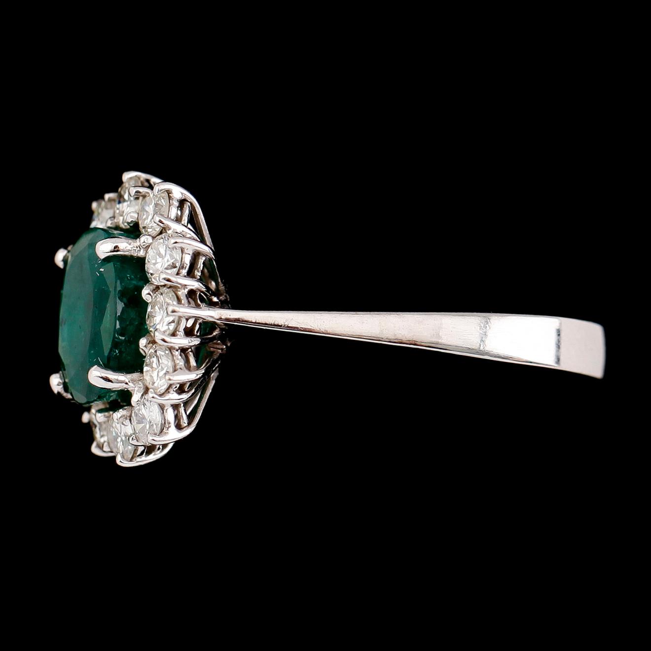 RING, 18 k vitguld, smaragd och briljantslipade diamanter. Vikt 4,5 g.