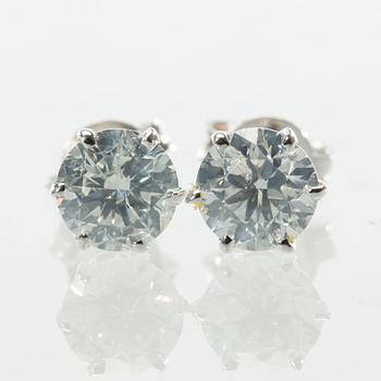 ÖRHÄNGEN, 14 k vitguld med briljantslipade diamanter, totalt ca 1.30 ct. Vikt ca 1,2 g.