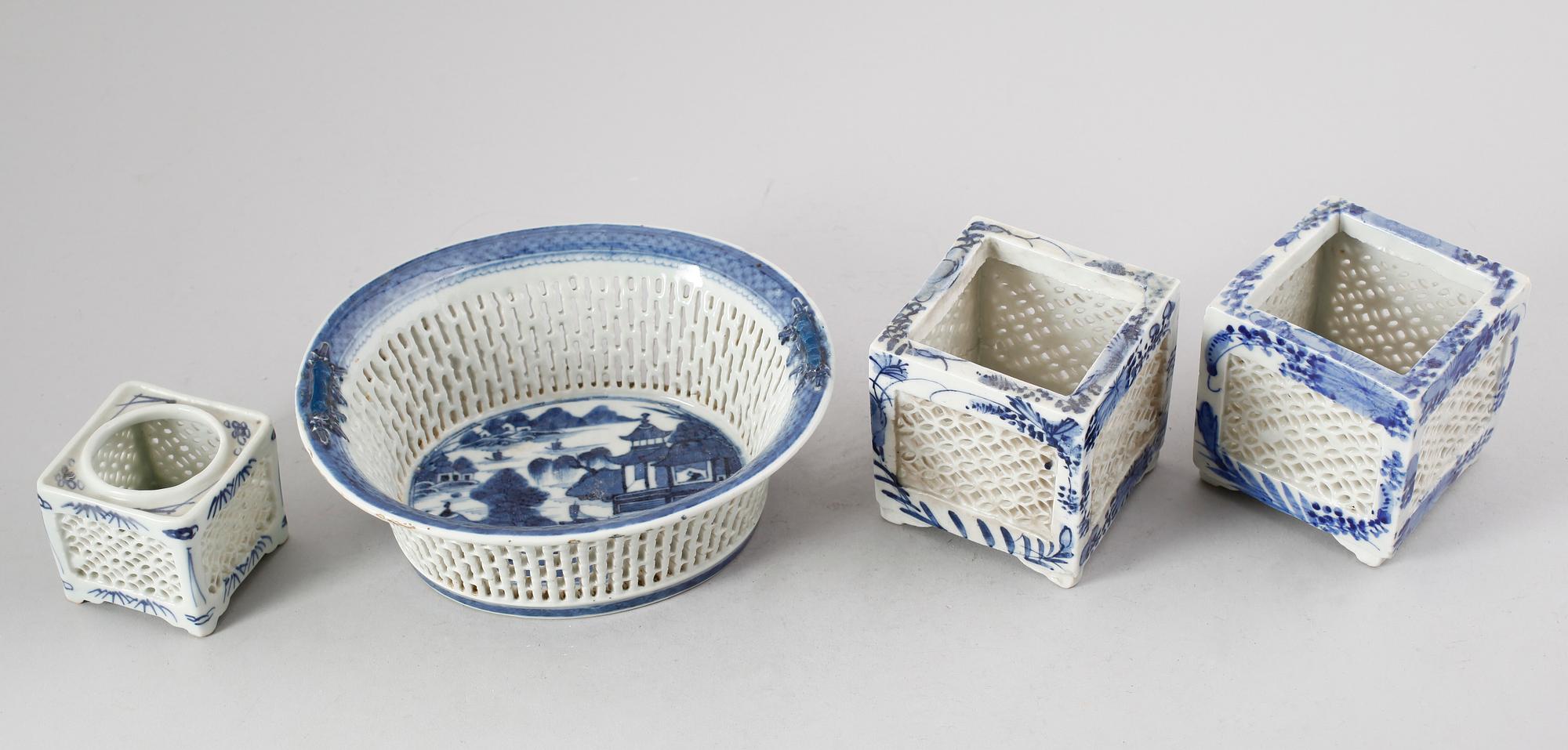 SKÅL, BLÄCKSTÄLL SAMT YTTERFODER, 2 st, 4 delar, porslin, Kina, 1800-/1900-tal.