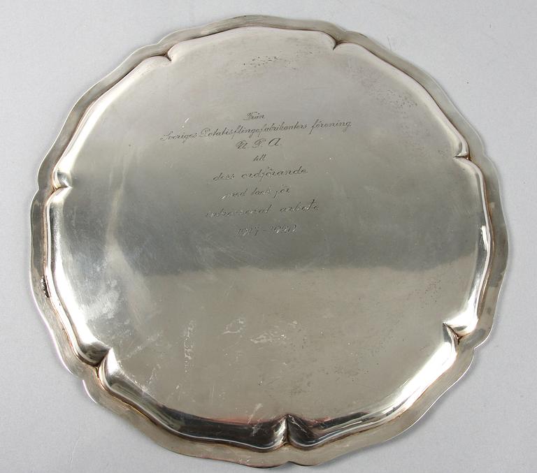 BRICKA, silver, 1920 och PRESENTERFAT, silver, barockstil, CG Hallberg, 1922. 640 + 580 g.