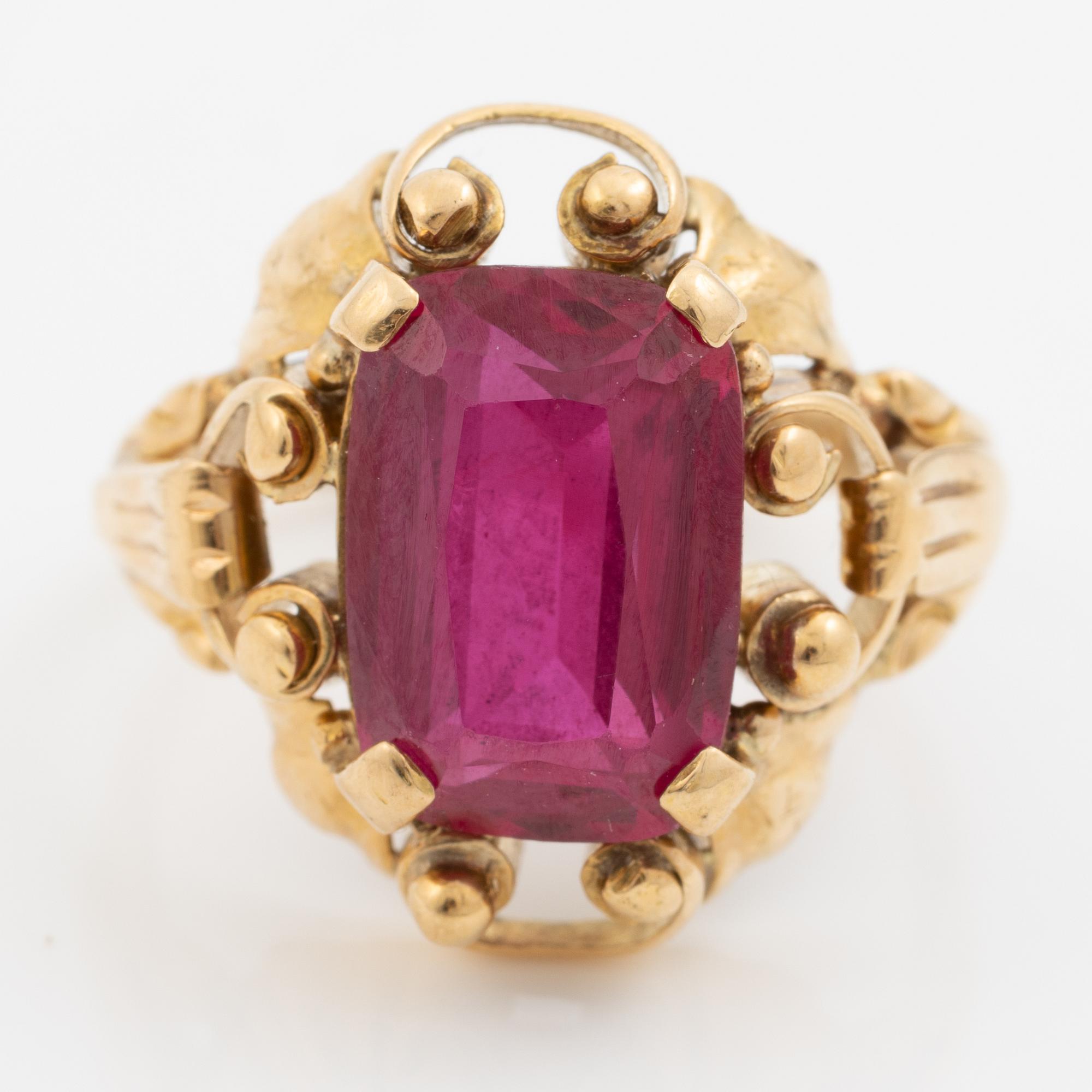 Ring 18K gold with synthetic red stone.