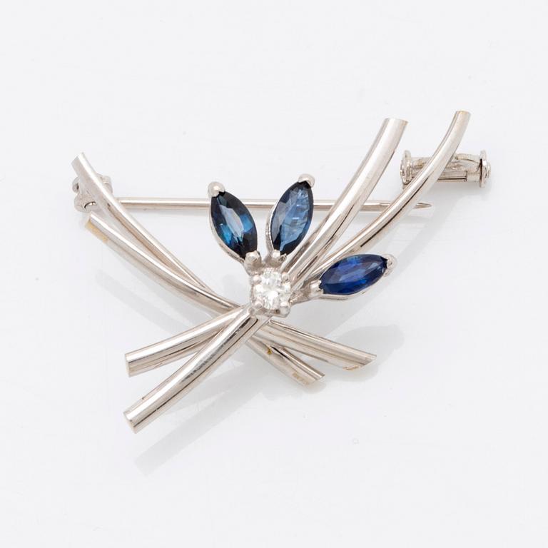 Brooch 18K whitegold 3 sapphires and 1 brilliant-cut diamond, approx 4 x 2 cm.