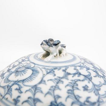 A Chinese porcelain bowl with lid 20th century.