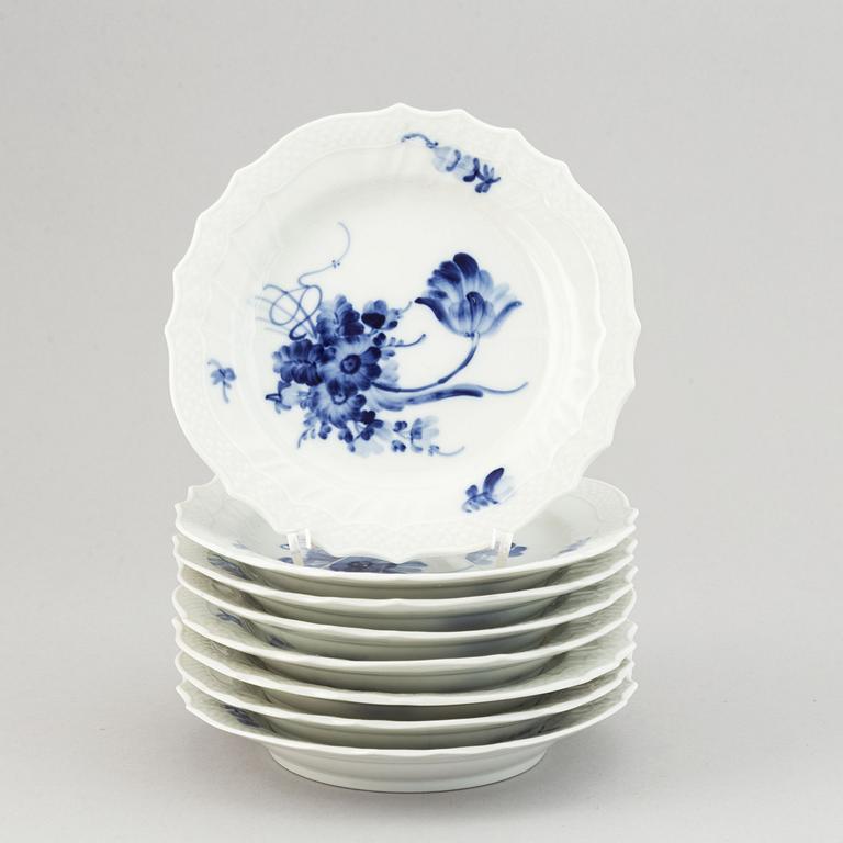 A 75 pcs Royal Copenhagen "Blå Blomst" porcelain part coffee service.