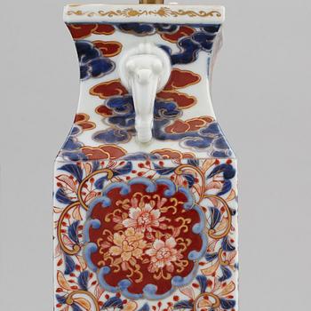 VASER omgjorda till BORDSLAMPOR, ett par, porslin. Japan, 1800-tal.