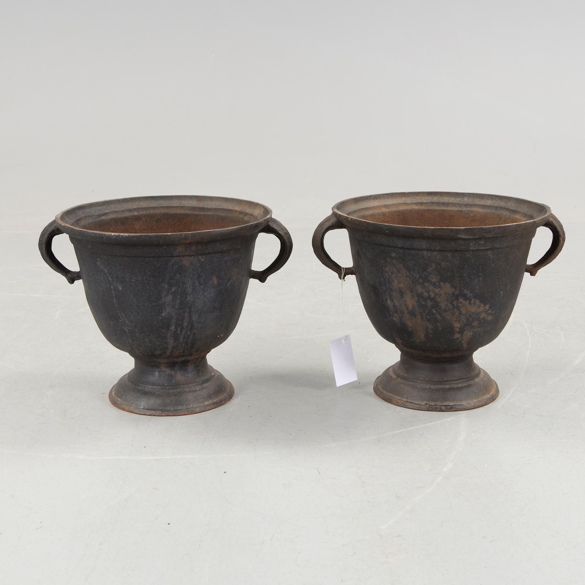 URNOR, ett par, gjutjärn, 1900-talets första hälft.