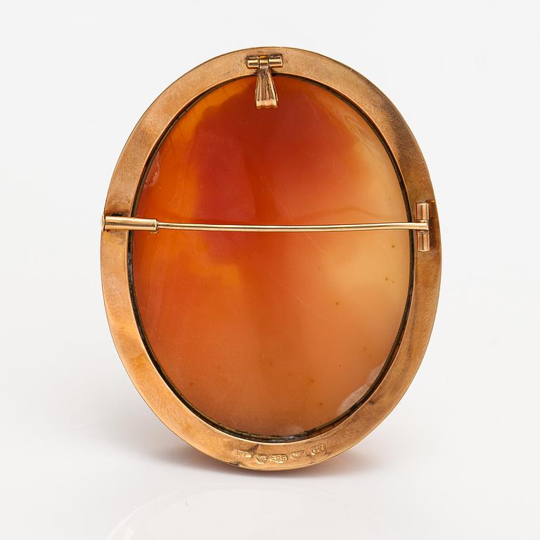 A 14K gold and sea shell cameo pendant/brooch. Kaarlo Lappalainen, Helsinki 1956.