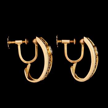 ÖRHÄNGEN, 18k guld med briljantslipade diamanter, totalt ca 0,5 ct. Vikt 8 g.