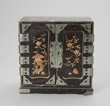 SMYCKESKRIN/MINIATYRSKÅP, Kina, omkring 1900.