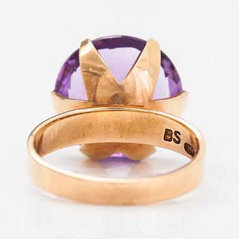 Bror Sundgren, a 14K gold and amethyst ring, Westerback, Helsinki 1969.