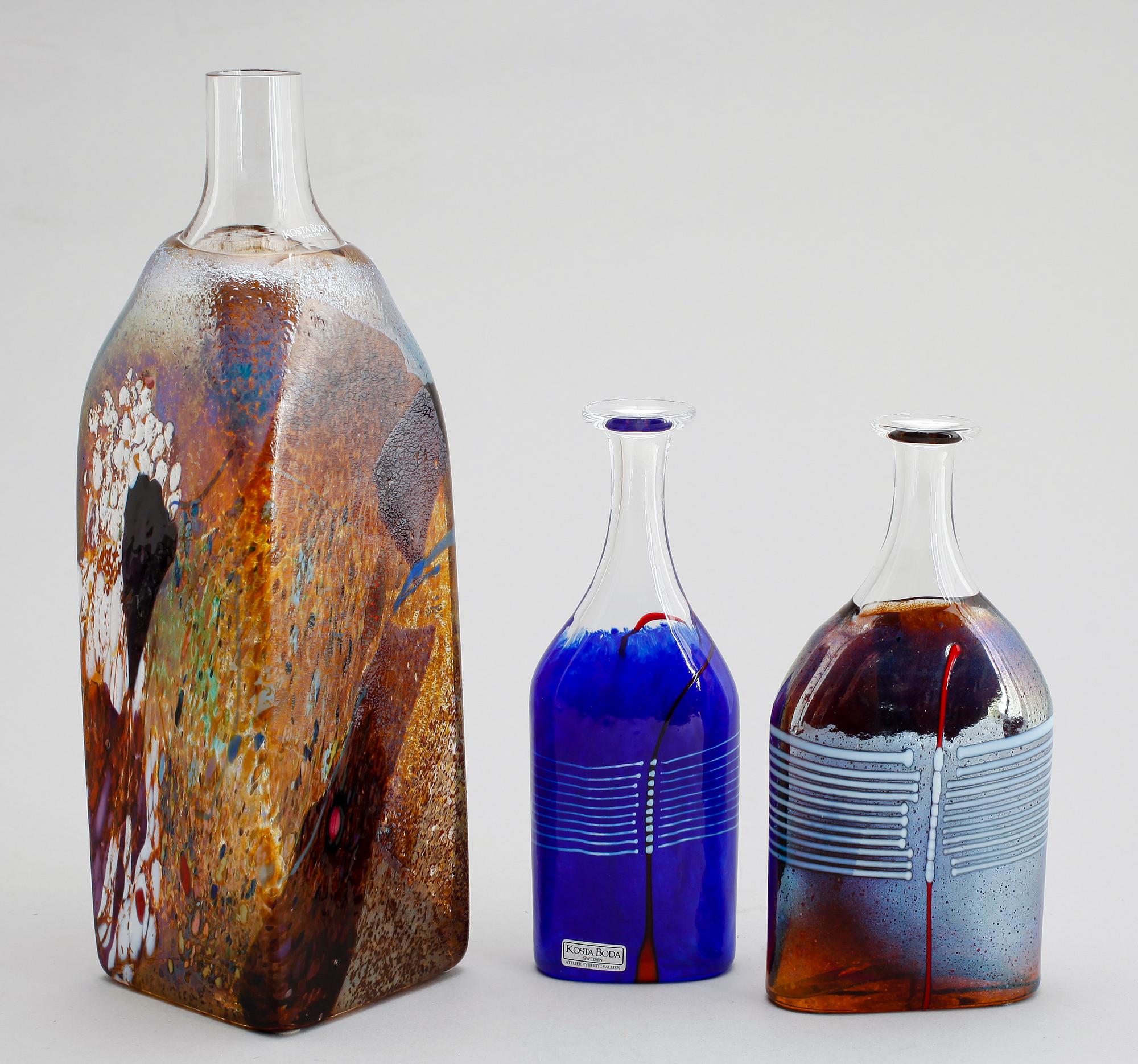 FLASKOR, 3 delar, glas, Kosta Boda Atelier, signerade.