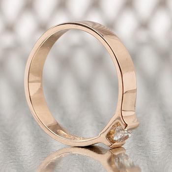 RING, 14K guld, briljantslipad diamant ca 0.25 ct uppskattningsvis W/vs. Henri Sörensen Åbo 1999. Vikt 4,5 g.
