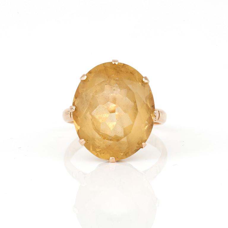 RING, 18K guld med citrin ca 12.35 ct. Total vikt 6,30 gram.