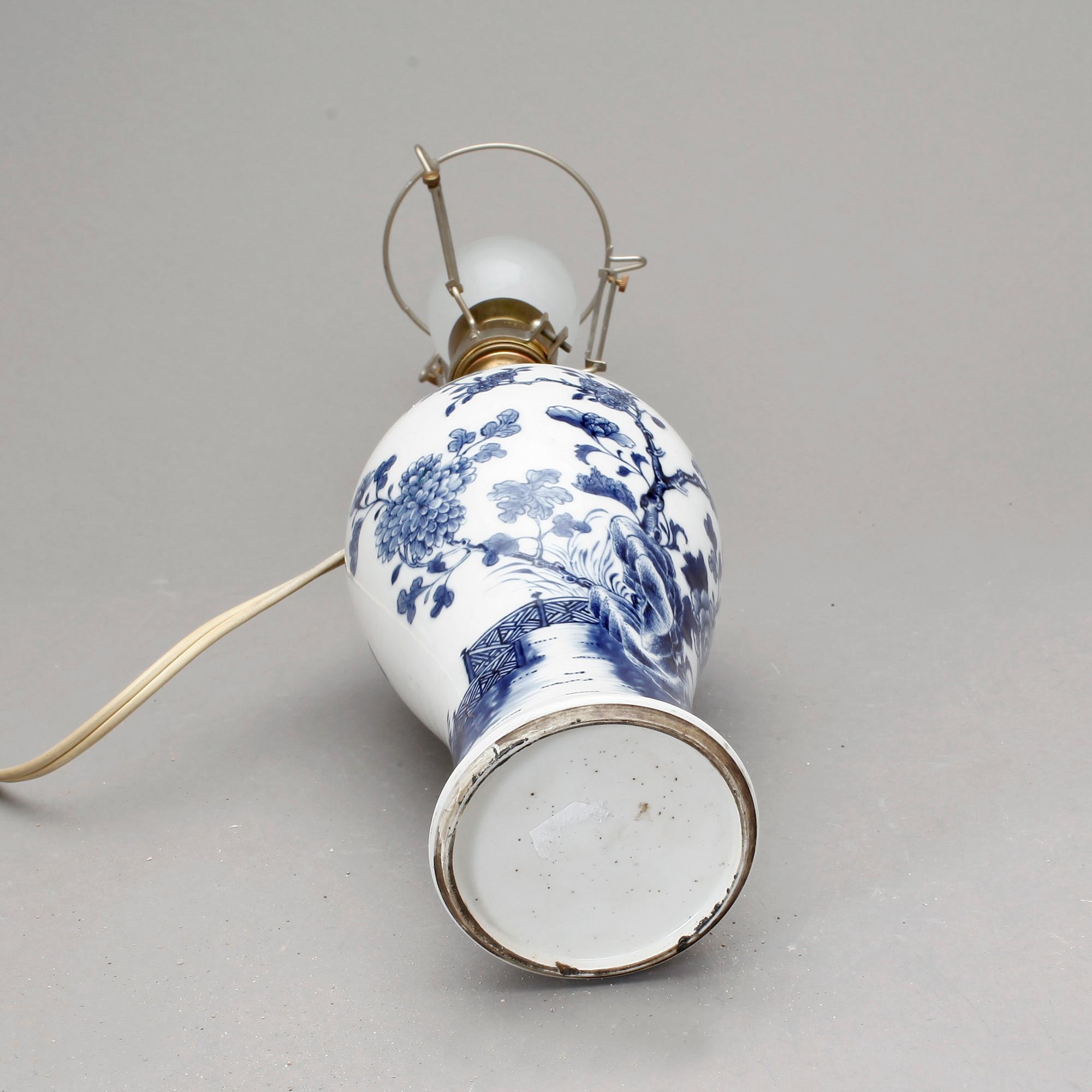 BORDSLAMPA. Porslin. Qing dynastin, Qianlong (1736-95).
