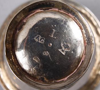 TUMLARE SAMT BÄGARE, silver. Bl.a Arvid Castman Eksjö 1769.