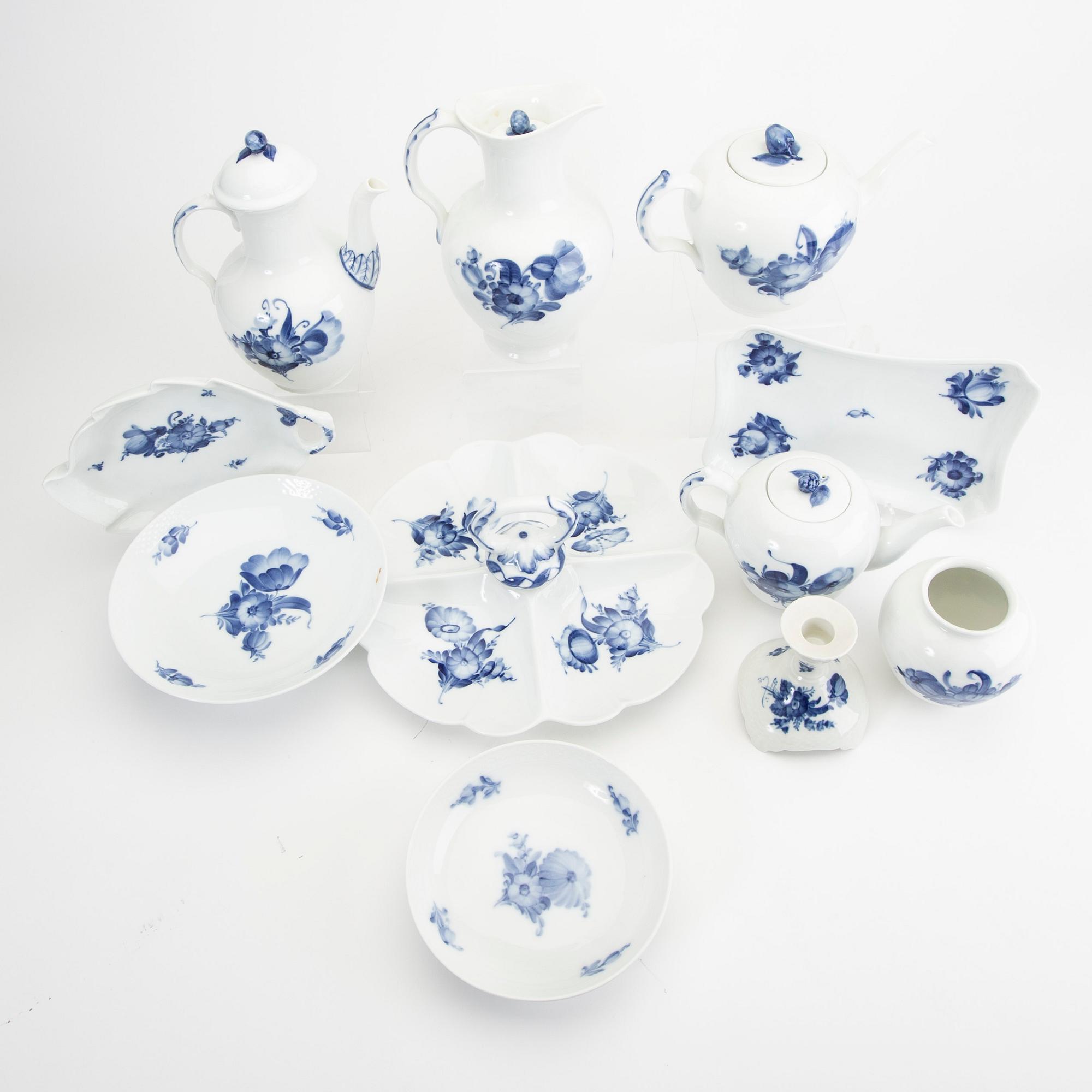 Service "Blå blomst" 74 dl Royal Copenhagen Denmark 1900s porcelain.