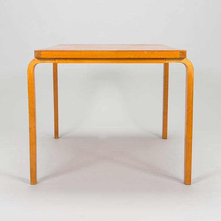 Alvar Aalto, bord, modell 82 för O.Y. Huonekalu- ja Rakennustyötehdas A.B. 1900-talets mitt.