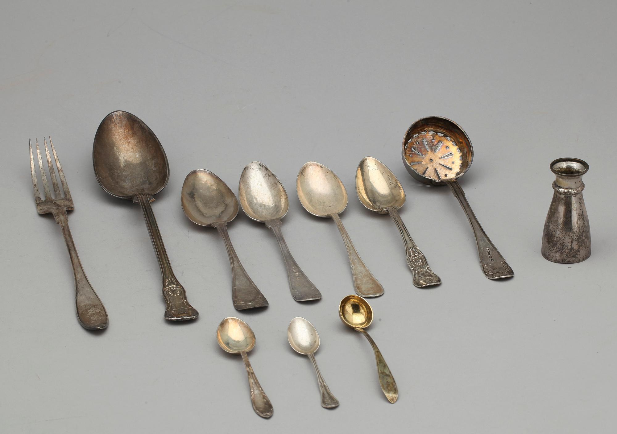 PARTI SILVER, 33 delar, bl a 2 skedar tillverkade 1829. Vikt ca 1000 gram.