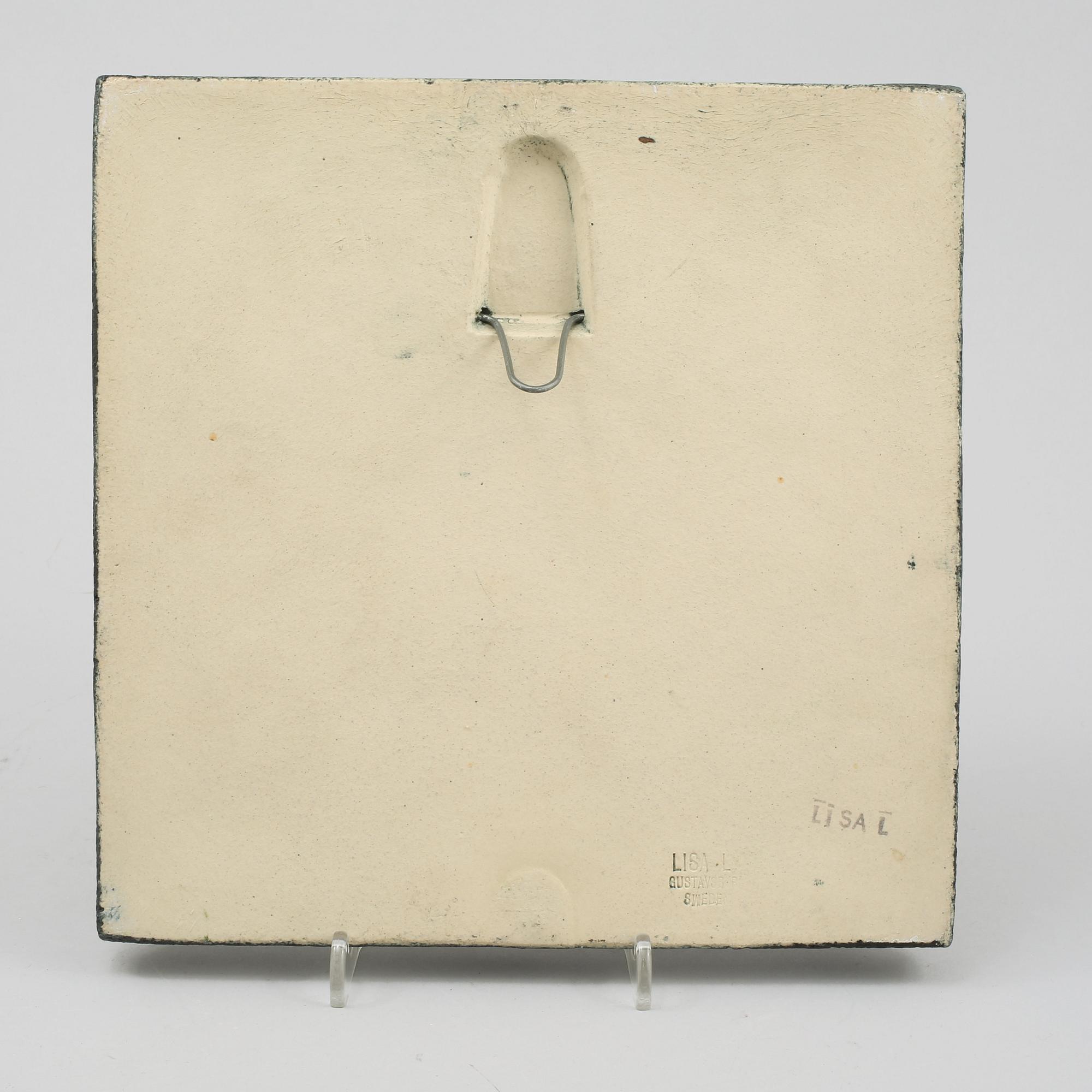 VÄGGRELIEF, brun stengodslera, "Jordgubbar", ur serien "Pomona", Lisa Larson, Gustavsberg, 1974-1979.