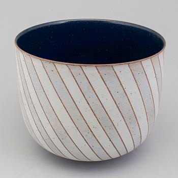 A ceramic pot by Bente Brosböl Hansen from late 20 th century.