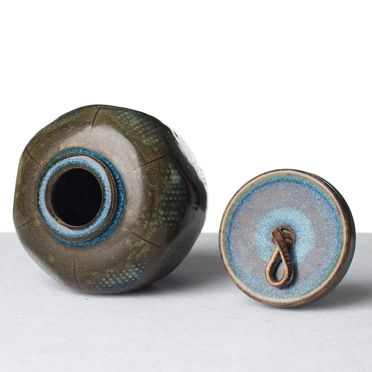 Wilhelm Kåge, urna med lock samt skål på fot, "Farsta", Gustavsbergs studio, bl a 1956.