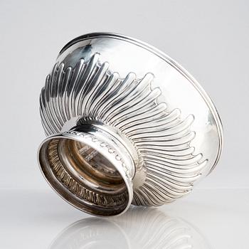 An English silver bowl, mark of Daniel Smith & Robert Sharp, London 1761/62.