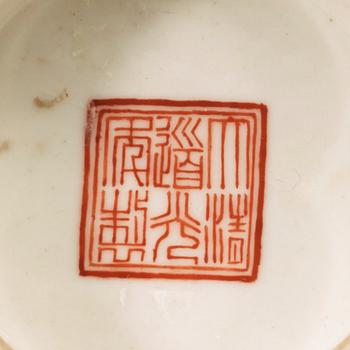 SKÅLAR, ett par, porslin. Tidigt 1900-tal med Daoguangs sigillmärke i rött.