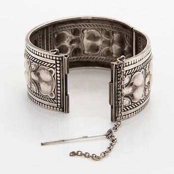 Kalevala Koru, rannekoru, "Karhu", sterlinghopeaa. Helsinki 1980.