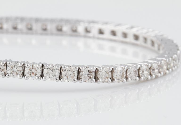 ARMBAND, 18K vitguld med 57 briljantslipade diamanter 5.05 ct. Vikt 14,5 gram.