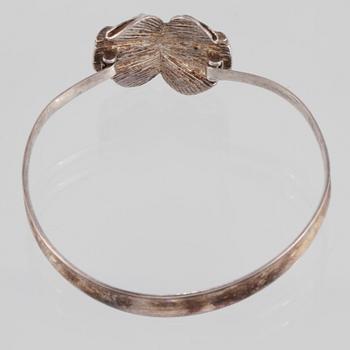 ARMRING, sterlingsilver, sannolikt Theresia Hvorslev för MEMA, Lund 1979. Vikt 15,8 gram.