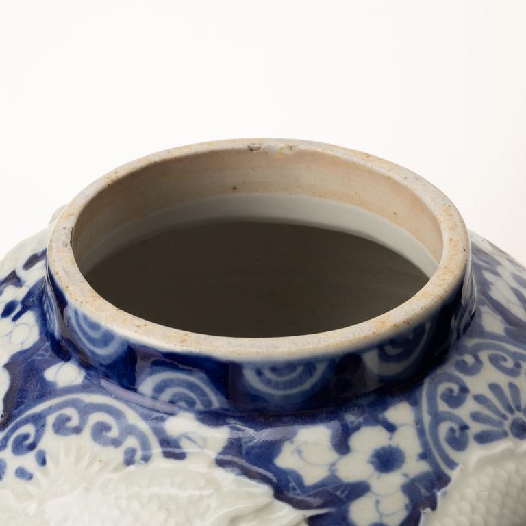 A pair of Japanese blue and white dragon jars, Meiji period (1868-1912).