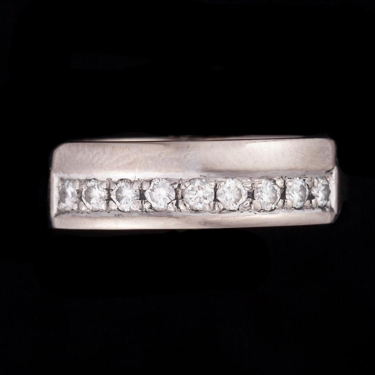 RING, 18K vitguld, 9 briljantslipade diamanter ca 0,30 ct, kontrollstämpel 1980. Vikt 7,4 g.