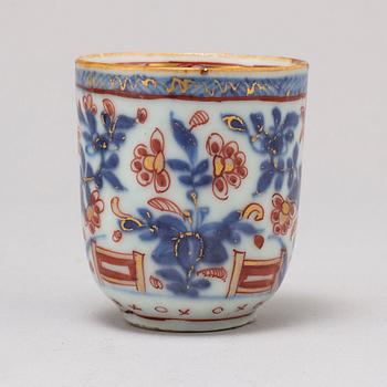 KOPPAR, fem (4+1) stycken, kompaniporslin. Qingdynastin, Qianlong (1736-95).