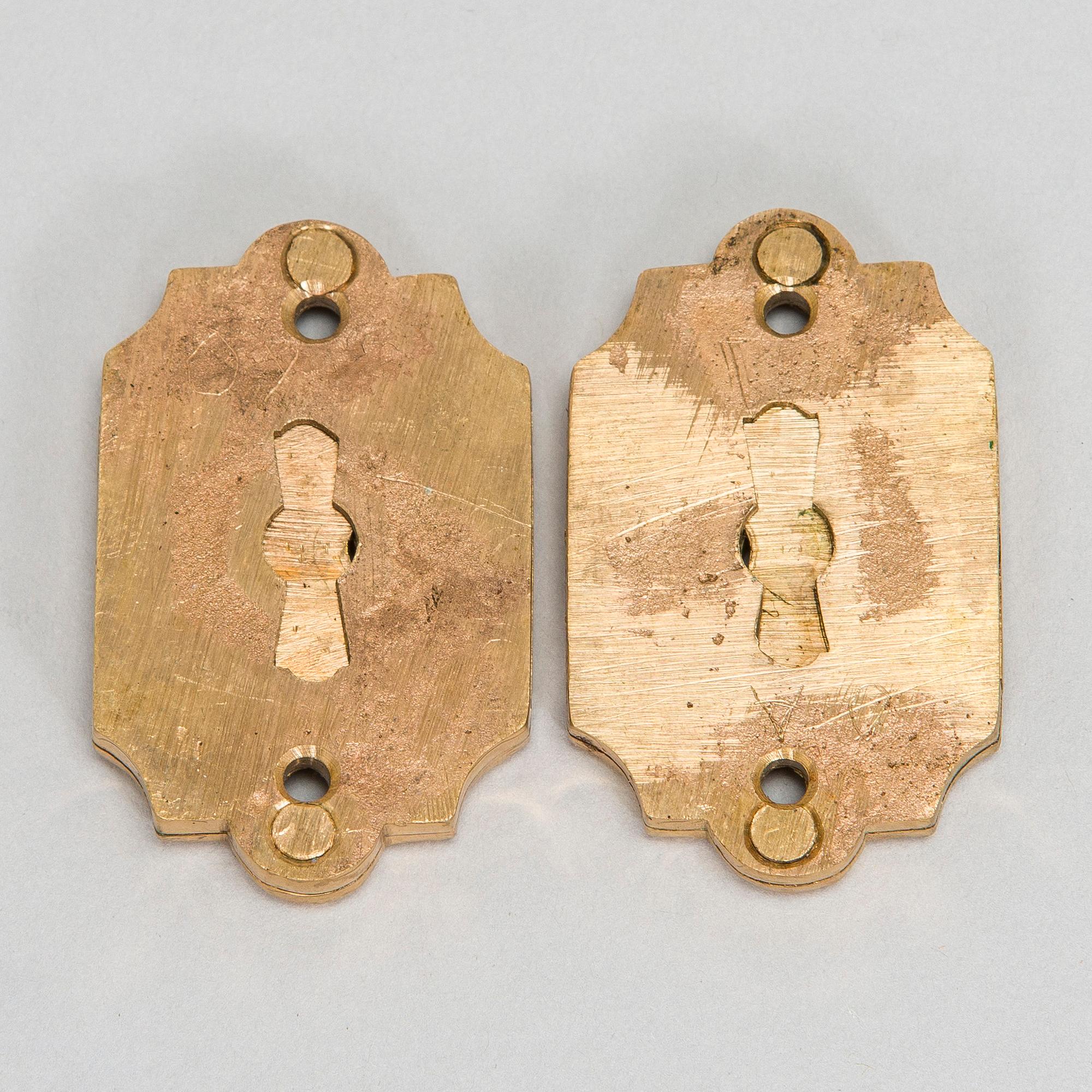 Pair of late 19th/early 20th Century door handles and keyhole fittings.