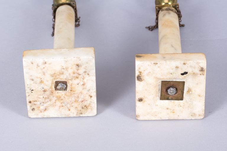 KOLONNLJUSSTAKAR, ett par, gustavianska, omkr 1800.