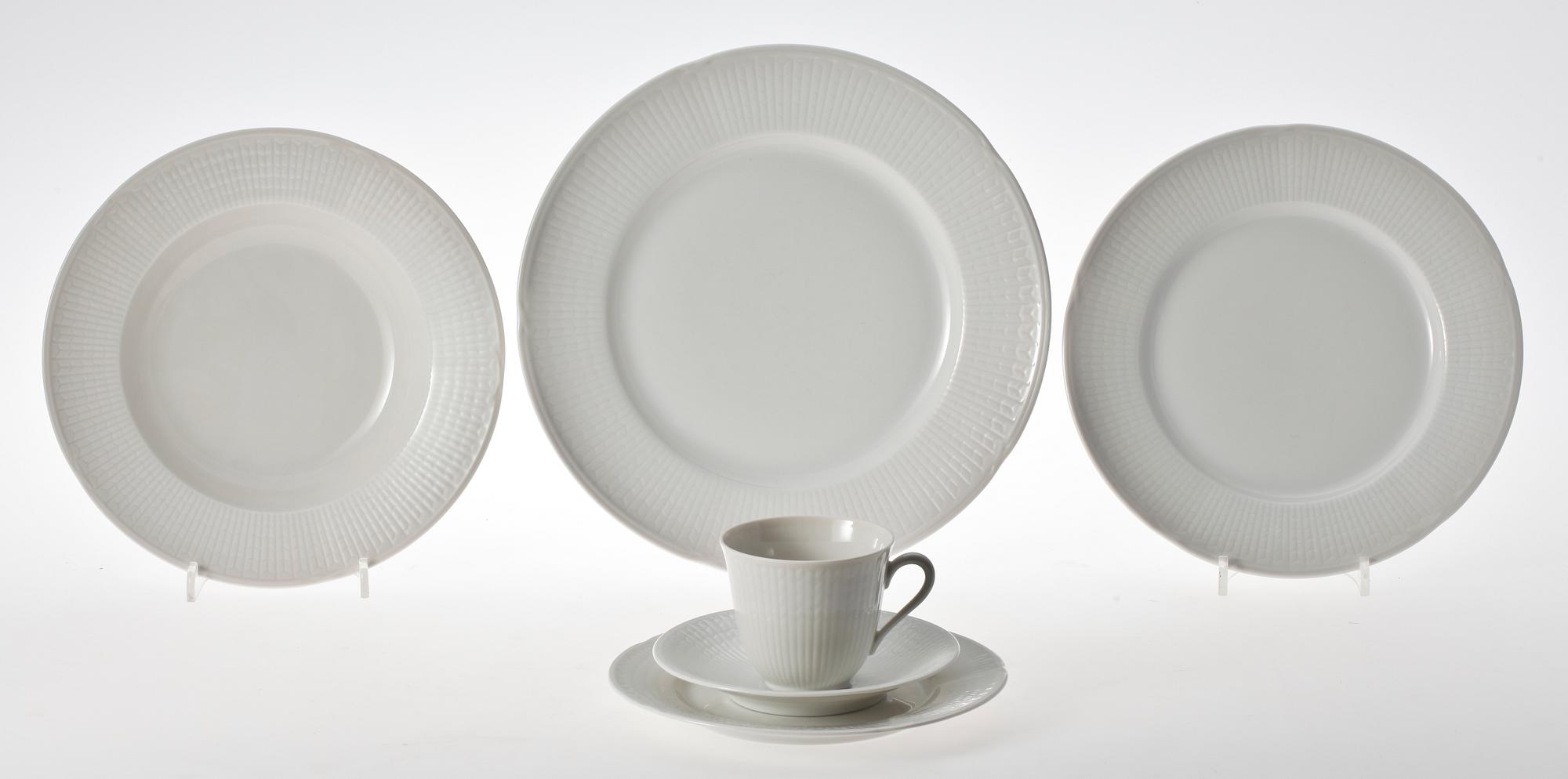 MAT- OCH KAFFESERVISDELAR, 165 st, porslin, "Magnolia", design Louise Adelborg, Rörstrand.