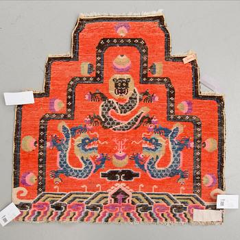 TRONSTOLSMATTA, Antik/semiantik Kina. Ca 70x70 cm.