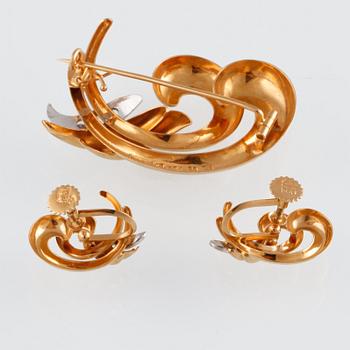 BROSCH SAMT ÖRHÄNGEN, 18K guld med briljantslipade vita safirer, Gustav Dahlgren & Co, Malmö, 1953. Vikt 8,5 gram.