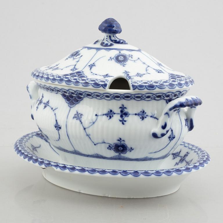 Two tureens, a creamer and two dishes, "Blue Fluted Half Lace"/"Musselmalet", Royal Copenhagen part 19th century.