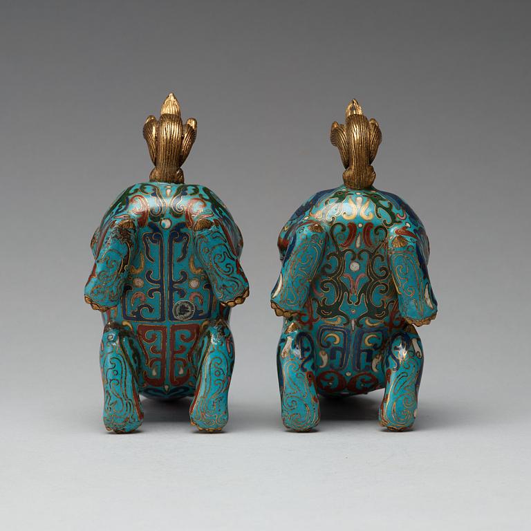 A pair of cloisonné censers, Qing dynasty, early 19th Century.