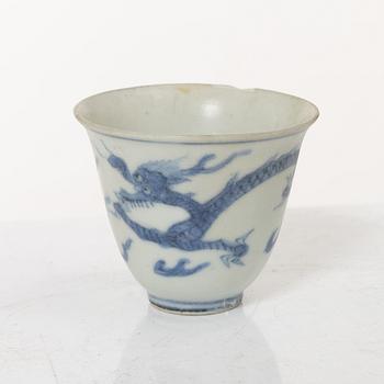 A blue and white dragon wine cup, 'Hatcher Cargo', 17th century.