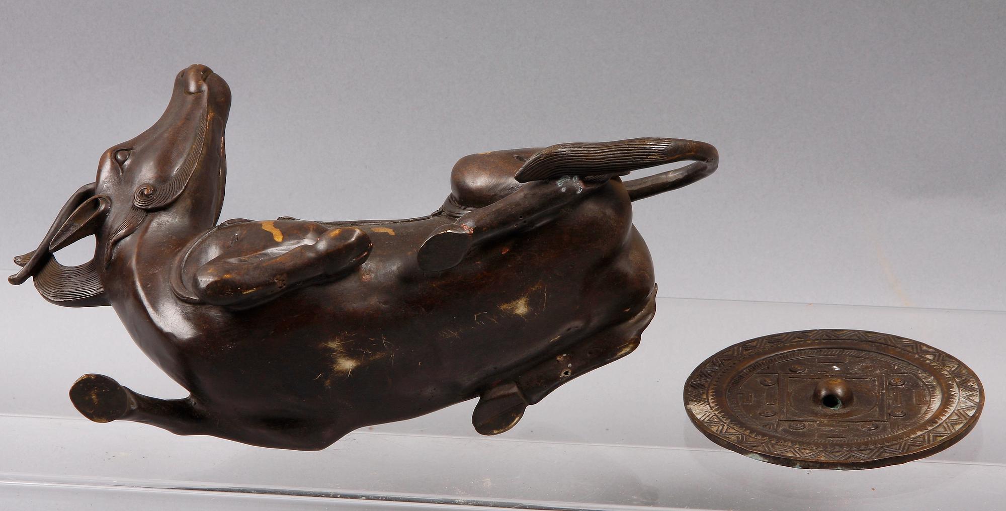 ORIENTALISK SPEGEL MED STÄLL, patinerad metall, Kina, 1900-tal.