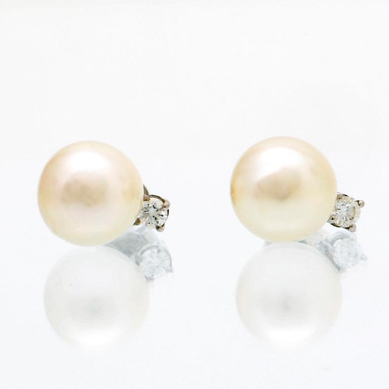 Earrings 18K whitegold 2 cultured pearls approx 10 mm and 2 brilliant-cut diamonds approx 0,15 ct.