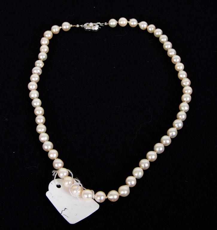 PÄRLCOLLIER med silverlås.